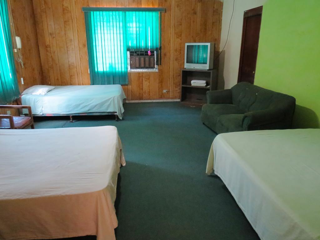 Guest house Tropicana San Salvador